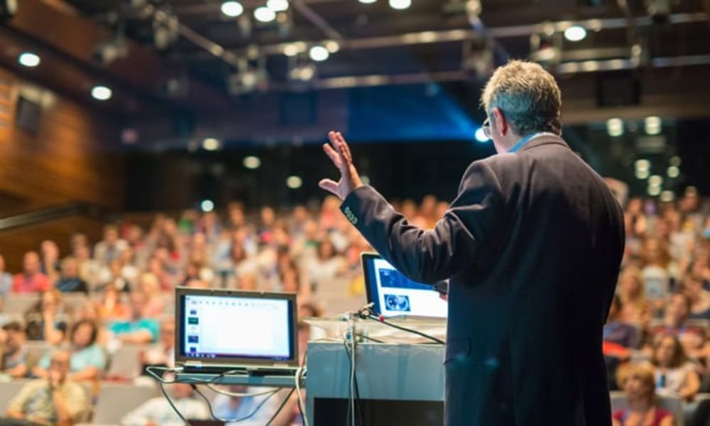 Top 8 Key factors to consider before choosing a leading public speaking course